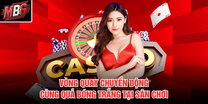 Vòng quay chuyển động cùng quả bóng trắng tại sân chơi